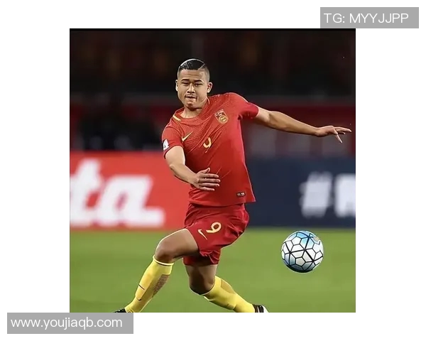 足球明星踢的足球究竟属于谁的荣耀与梦想之路